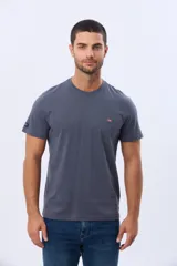 Remera lisa de manga corta y cuello redondo, color gris oscuro, de calce cómodo con pequeño logo bordado en el pecho.