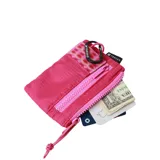 Billetera tipo pouch color fucsia, confeccionada en tela rip-stop resistente, con cierre principal, bolsillo frontal con cierre, detalle estampado multicolor y gancho mosquetón negro con logo de la marca.