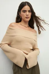 Top de tejido de punto acanalado color beige, con escote Bardot que deja los hombros descubiertos y mangas largas acampanadas.