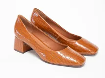 Zapato de salón color suela con textura de cuero grabado tipo cocodrilo. Presenta un diseño de puntera redondeada y tacón cuadrado bajo para mayor estabilidad.