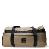Bolso deportivo tipo duffel de North Sails, color beige con detalles en negro. Cuenta con correas de transporte resistentes, cierres de seguridad y parche con logo de la marca en el frente.
