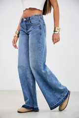 Pantalón de jean tiro medio con corte wide leg y diseño de pierna ancha. Confeccionado en denim rígido de color azul celeste con costuras a tono.