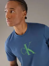 Remera de manga corta Calvin Klein con cuello redondo y corte regular. Presenta el monograma de la marca estampado en el centro del pecho en color verde.