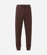 Pijama masculino de dos piezas confeccionado en tejido fleece texturizado. Incluye una remera de manga larga con cuello redondo y puños ajustados, y un pantalón tipo jogger con cintura elástica, cordón de ajuste y bolsillos laterales.
