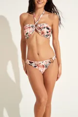 Conjunto de bikini con estampado floral en tonos rosados, marrones y negros. El corpiño es strapless con tirante halter y detalle de argolla central con frunce. La bombacha es de tiro bajo con detalle de argolla lateral.