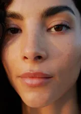 Vestido midi de punto canalé en color crudo, con diseño entallado, cuello redondo y mangas asimétricas.