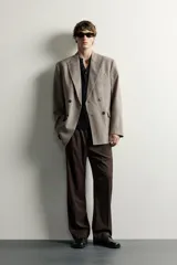 Blazer cruzado regular fit de corte clásico en tono marrón, confeccionado en tejido con motivo de cuadros pequeños, solapas de muesca, bolsillos con solapa en la cadera y botones oscuros a contratono.