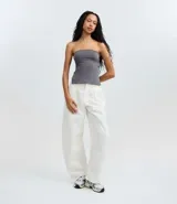 Blusa blanca sin breteles, confeccionada en microfibra, con detalle de encaje en el lateral y corte ajustado.