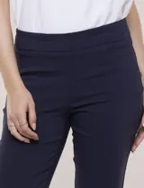 Pantalón recto de gabardina elastizada Zac & Rachel, color blanco, con pretina ancha y faja interna modeladora, bolsillos delanteros simulados y bolsillos traseros tipo ojal.
