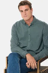 Camisa de manga larga color verde oscuro, con cuello abotonado y logo bordado en el pecho.