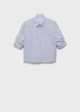 Camisa de corte recto y diseño crop, con estampado de rayas verticales en azul y blanco. Presenta cuello camisero, cierre frontal con botones y un bolsillo en el pecho.