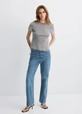 Jeans de denim azul medio, de corte recto y tiro medio con diseño clásico de cinco bolsillos.