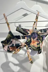 Conjunto de bikini estampado con corpiño triangular con nudo central y bombacha vedetina de tiro alto.