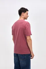 Remera de manga corta con calce relajado, confeccionada en algodón lavado con textura suave y acabado desgastado.