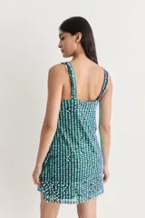 Minivestido de fiesta con lentejuelas rosas y escote en V con flecos color crema.