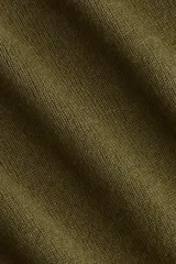 Buzo de punto fino color verde militar, con diseño off-the-shoulder, escote bote, mangas largas y puños y bajo acanalados.