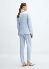 Pantalón de vestir de corte recto y entallado, con diseño de pinzas y cierre frontal. Presenta un acabado limpio y estructurado, ideal para conjuntos formales.