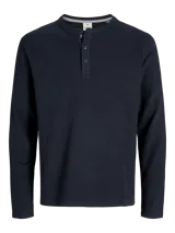 Remera de manga larga con cuello henley y cierre frontal con tres botones. Confeccionada en algodón orgánico, presenta un corte regular y diseño liso.