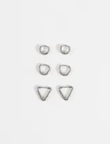 Set de tres pares de aros de acero quirúrgico color plateado. Incluye un par de aros tipo argolla pequeños, un par de aros tipo argolla medianos y un par de aros con forma triangular.