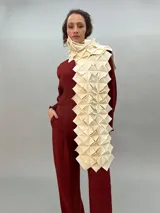 Bufanda larga multicolor de lana merino, tejida con cuadrados ensamblados.