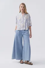 Blusa estampada con botones en el frente y mangas tres cuartos.