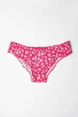 Pantie fucsia con estampado de margaritas blancas y volados en los bordes.