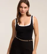 Musculosa negra de viscosa con escote redondo y detalle de ondas en contraste en el borde del cuello.