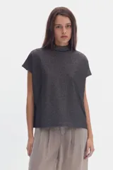 Blusa de jersey shiny color off-white, de manga corta, con cuello alto y calce holgado.