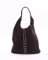 Cartera tipo hobo de cuero natural color marrón, con diseño de doble línea vertical de tachas metálicas plateadas en el frente y asa única para llevar al hombro.