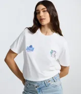 Remera de algodón color blanco, con cuello redondo y mangas cortas. Presenta un estampado en la espalda con diseño de puertas de la película Monsters Inc. y el texto 'We scare because we care!'.