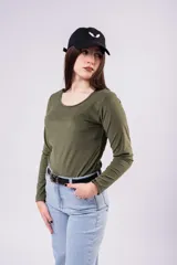 Remera de manga larga y cuello redondo, confeccionada en morley grueso de color blanco. Presenta un ajuste al cuerpo y diseño liso.