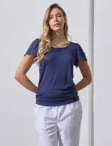 Remera tejida con estampado animal print, de manga corta con detalle de puntilla en las mangas y cuello redondo.