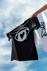 Remerón negro con estampado de corazón blanco en la espalda y la frase "tu intuición siempre sabe" en la parte inferior.