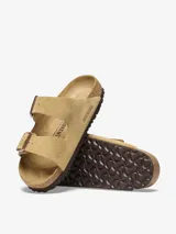 Sandalias Birkenstock Arizona color arena, con dos correas ajustables con hebillas metálicas.