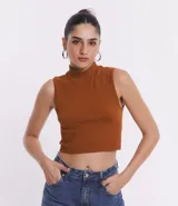 Top sin mangas color marrón óxido, ajustado al cuerpo, con cuello alto y textura acanalada.