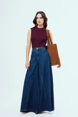 Top tejido sin mangas con cuello alto, con rayas verticales en tonos marrón y azul, y diseño ajustado.