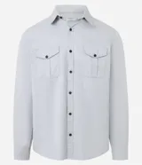 Camisa de manga larga Marfinno en tejido de sarga color gris, con cuello camisero, cierre frontal de botones y dos bolsillos frontales con solapa y botón.
