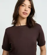 Blusa básica de cuello redondo y manga corta con detalle de dobladillo, confeccionada en tejido de viscosa con elastano.