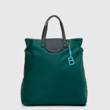Mochila convertible en bolso tipo tote, color verde oscuro, con acabado waterproof. Posee manijas superiores de cuero sintético gris, solapa frontal con logo grabado y llavero decorativo con la letra B en color turquesa.