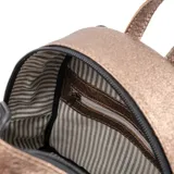 Mochila pequeña color bronce, confeccionada en cuero, con cierre superior y bolsillo frontal con logo XL. Tiene asa de mano y correas ajustables para los hombros.