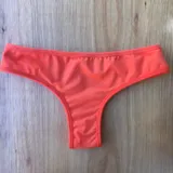 Conjunto de bikini amarillo con corpiño de triángulo con tirantes finos y bombacha vedetina.