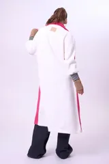 Tapado largo sin mangas de color fucsia, con solapas amplias y diseño abierto. Presenta una estructura fluida y moderna, ideal para superponer sobre otras prendas.