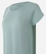 Remera de manga corta Get Over, confeccionada en microfibra con textura de micro-cuadros y escote redondo. Presenta un diseño versátil y ligero, ideal para actividades deportivas o uso casual.