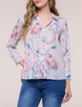 Blusa de gasa liviana con estampado animal print que combina leopardo y cebra, cuello camisero con escote en V y mangas largas con puños anchos.