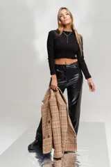 Top blanco de felpa con lycra, corte crop y mangas largas.