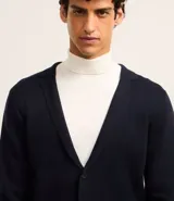 Blazer azul marino de algodón, con cuello de solapa, doble abotonadura frontal y mangas largas ajustadas.