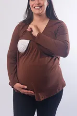 Buzo maternal de manga larga con diseño funcional para lactancia. Confeccionado en algodón elastizado, presenta un corte holgado con costura bajo el busto y escote redondo.