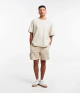 Bermuda cargo masculina de algodón con forro de fleece, cintura con lazo ajustable y bolsillos tácticos laterales.