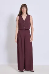 Chaleco color borgoña con escote en V y cierre frontal con botones dorados.