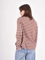 Remera de manga larga con diseño de rayas horizontales en tonos marrón chocolate y blanco, confeccionada en tejido de punto con cuello redondo.